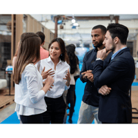 Kolleg/innen diskutieren im Büro