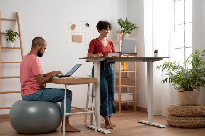 arbeiten-von-zu-hause-aus-an-einem-ergonomischen-arbeitsplatz