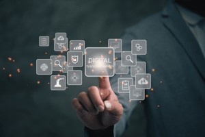 Mann berührt digitales Interface mit "Digital Transformation" Beschriftung und vernetzten Icons zu Technologie und Daten.