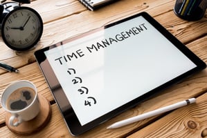Tablet mit der Schrift time Management 